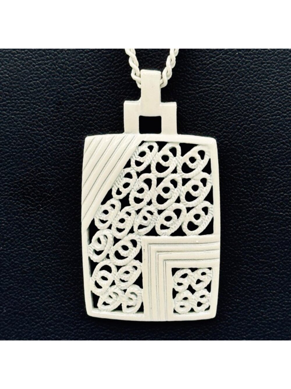 Vintage White Enamel Pendant and Chain Filigree Open Work 1970s Look 28" - Picture 2 of 8
